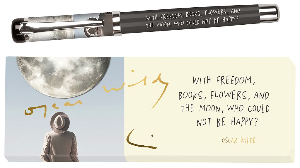 Auf einem Kugelschreiber und seinem Etui steht das Zitat With freedom, books, flowers, and the moon, who could not be happy? von Oscar Wilde. Das Etui zeigt eine Person mit Hut, die auf einen großen Mond blickt.